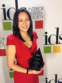 Amy Yin Receiving IDS Award